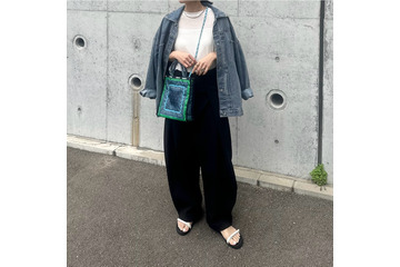 バンダナ柄バッグがアクセント。デニムジャケットをさらりと羽織る、大人のこなれカジュアル術【40代の毎日コーデ】 画像