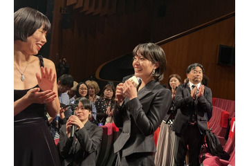 岸井ゆきの、涙ながらに監督と抱擁も　浅野忠信「自然に涙が流れ…」カンヌ「ある視点」部門で公式上映『すべて真夜中の恋人たち』 画像
