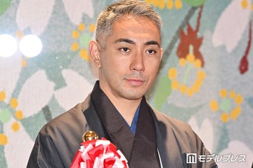 市川團十郎、木漏れ日の中での子ども2人の散歩ショットに反響「大きくなってる」「身長同じくらいで可愛い」 画像