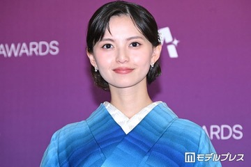 齋藤飛鳥、鮮やかブルーの着物で登場 上品な佇まいで魅せる【クランチロール・アニメアワード2026】 画像