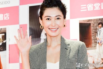2児の母・田丸麻紀、夫の誕生日パーティーで息子たちとユニークな眼鏡姿披露「おしゃれな家族ショット」「幸せ溢れてる」と反響 画像