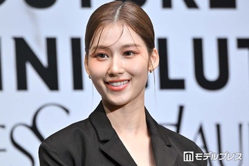 TWICEサナ、美脚＆胸元のぞく衣装姿にファン悶絶「スタイル最強」「セクシー」 画像