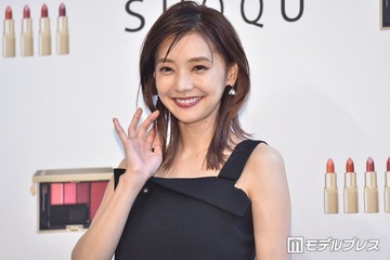 倉科カナ、美背中開放の上品ドレス姿が話題「女神のような神々しさ」「まさにエレガント」 画像