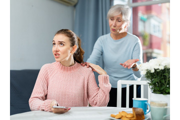 悲しむ友人や家族を励ますつもりが逆効果⁉「余計なお世話」にならないために気を付けるべきこと【精神科医がアドバイス】 画像