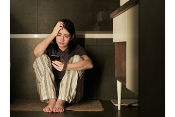 いつも「心が疲れる」「自分までつらくなる」のはなぜ？実は、「スマホ設定」を変えるだけで軽減できる！あと１つ、効果的なこととは？【精神科医が教える、負のループから抜け出す方法】 画像