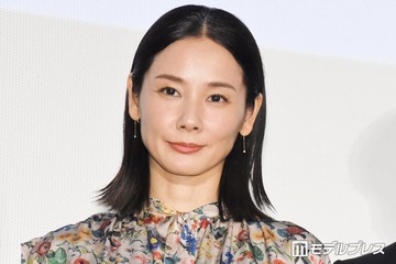 吉田羊、白タイツで美脚際立つ「個性的でおしゃれ」「着こなせるの凄い」と反響 画像