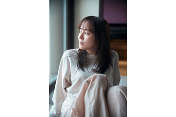 比嘉愛未、“ほぼすっぴん”でカメラに向かう 初エッセイ集「またね。」帯文も公開「私は人に執着しないはずなんですが」 画像
