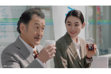 吉田鋼太郎＆八木莉可子、ファミマ新CMで初の先輩・後輩役 コミカルな掛け合い披露 画像