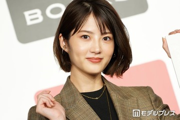 元乃木坂46若月佑美、ハイトーンヘアで雰囲気ガラリ 美脚際立つオフショットに「雰囲気全然違う」「髪型も衣装も似合いすぎ」の声 画像