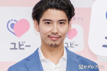 賀来賢人「子供に無理矢理作らされ」「よく分からないラインナップ」シール帳公開 バッグの中身に「賀来パパ萌える」「尊い」の声 画像