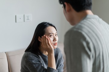 「お金のことを考えると離婚できない」高給取りの夫から25年間いじめ抜かれ、子どもたちは「パパはママに優しくないよね」と背中をさすってくれるけれど、先が見えなくて辛すぎる。どうすればいいの？ 画像