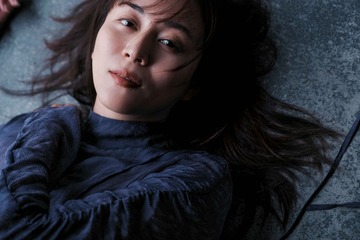 比嘉愛未、初エッセイ集「またね。」から“ドラマ性あふれる”収録カット2点公開 画像