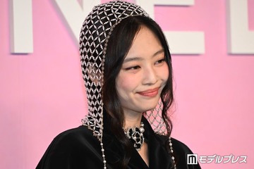 BLACKPINKジェニー、大胆美腹筋のぞくコーデに反響「ウエストラインが綺麗すぎる」「圧倒的なオーラ」の声 画像