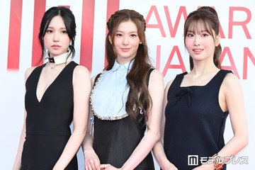【MAJ2026】MISAMO、レッドカーペットに登場 ミニ丈＆胸元ざっくりドレスで抜群スタイル 画像
