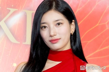 スジ、美スタイル際立つ真紅ノースリドレスで登場「気分に大きな影響を与える」もの明かす 画像