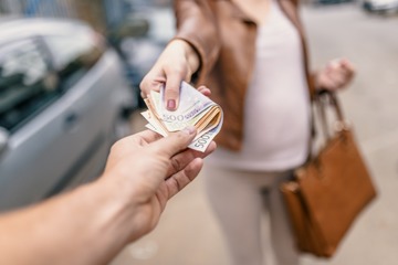 48歳女性、年下の外国人ダンサーと電撃婚！貢いだ額は「月1〜3万円」から始まって、じわじわ膨らみ150万円に！。「国際ロマンス詐欺」の巧妙な手口【行政書士が解説】 画像