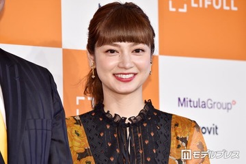 平愛梨、夫・長友佑都選手の顔ネイルでサッカー応援「ハート書かれてて旦那さんへの愛伝わる」「インパクトすごい」 画像