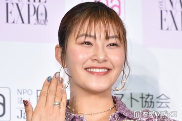 村上佳菜子、夫顔出し密着2ショット公開 しばらくの遠距離報告に「笑顔が素敵」「ぴったりくっついてて可愛い」 画像