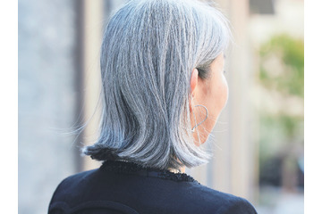 何歳になったら「グレイヘア」にしていいの？「老けて見える」と反対されていた女性。54歳で白髪染めをやめてみたら、思わぬ効果が⁉ 画像