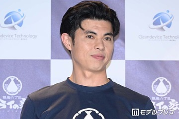 小島よしお、2歳息子抱っこした美ら海水族館ショット公開「丸いほっぺが愛おしすぎる」「大きくなったね」の声 画像