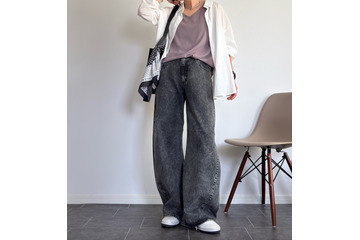 夏のモノトーンはダークグレーで軽めに。【GU】バレルジーンズを取り入れた脚長見えコーデ。【40代の毎日コーデ】 画像