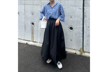 大人世代が圧倒的に使いやすい【ブルーストライプシャツ】。×黒スカートで軽やかに仕上げた爽やかリラックス【40代の毎日コーデ】 画像