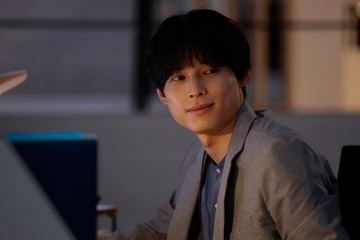 【告白－25年目の秘密－ 第1話】爽太（松村北斗）、麻里子（岡崎紗絵）に初めて声をかける 当たり前の日常がスリリングに一変 画像