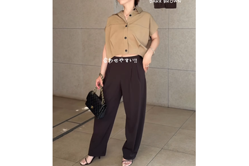 ユニクロのひんやり感触パンツでつくる、夏の知的なブラウンスタイル【40代の毎日コーデ】 画像