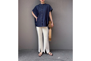 インディゴシャツ×白パンツ。オフィスでもなじむ涼し気パンツスタイル【40代の毎日コーデ】 画像
