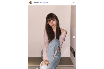 広島カープ小園海斗選手の妻・渡辺リサ、前髪ありヘア披露 美脚コーデに「お人形さんみたい」「絵画みたいに綺麗」の声 画像