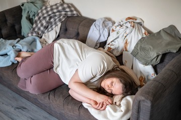 46歳、めまい、痛み、気分の落ち込み。でも生理が順調なら更年期じゃないよね…？ 5人の子を育てる53歳女性が、更年期だと気づくまでに4年かかった理由【100人の更年期・リバイバル】 画像