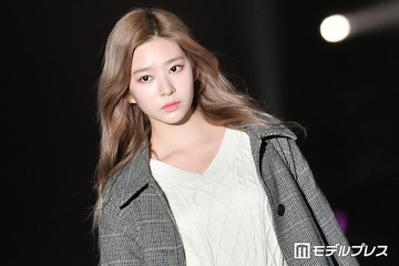 IZ*ONE出身キム・ミンジュ、日本の電車内で美デコルテ輝くコーデ披露「絵になる美しさ」「オーラ隠せてない」と話題 画像