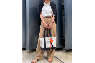 シンプル配色でオシャレ。【ユニクロ】ベージュパンツで仕上げる大人カジュアルな着こなし【40代の毎日コーデ】 画像