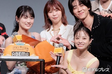 山下美月、誕生日サプライズに笑顔「橋本環奈に花束をもらえる人生で良かった」【バカンスの法則】 画像
