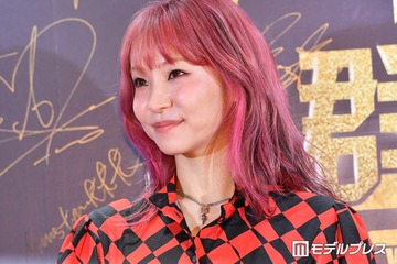 LiSA、アジアツアー美脚衣装ショット公開「躍動感がすごい」「網ソックスがセクシー」と絶賛の声 画像