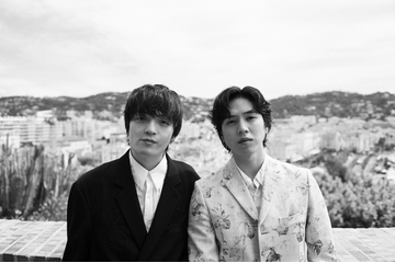 坂東龍汰＆岡山天音『我々は宇宙人』カンヌ滞在中素顔を捉えたスチール到着　制作スタジオ訪問、アフレコ見学なども 画像