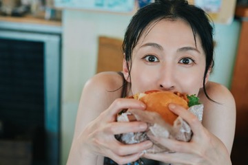 雛形あきこ、22年ぶり写真集決定 “20歳以降封印していた”水着グラビアで圧巻スタイル披露【先行カット・コメント】 画像