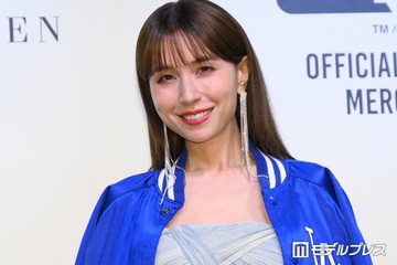 May J.、オフショルミニドレスから美スタイル披露「脚がまっすぐで綺麗」「憧れのスタイル」 画像