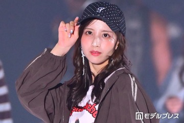 元乃木坂46佐藤楓、キャップ被りウィンクで決めポーズ「でんちゃん可愛すぎ」「スタイル抜群」の声【関コレ2026A/W】 画像