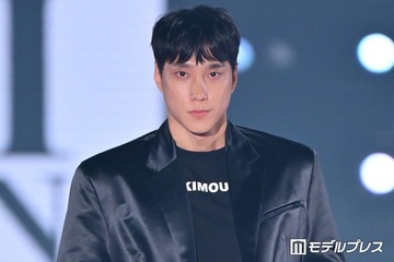 「脱出おひとり島」出演の“イケメン警察官”パク・ミンギュ、個性的なモノトーンコーデ着こなし【関コレ2026A/W】 画像