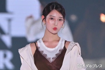 元乃木坂46阪口珠美、アシメキャミから美脚＆肩チラリ「息を呑む美しさ」「スタイル良すぎ」と反響続々【関コレ2026A/W】 画像