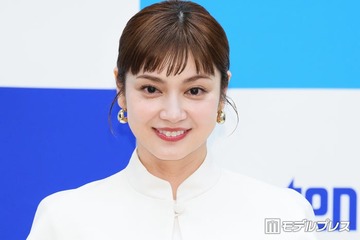 4児の母・平愛梨、Jリーグ開幕戦でのユニフォーム姿の子ども達公開「素敵な家族」「力強くて可愛い応援団」の声 画像