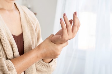 「最近、指に違和感が…」みるみる悪化し、包丁を取り落とすほどに。手指痛と向き合った女性がたどった数々の治療法とは【100人の更年期・2026年お盆ベストセレクション】 画像