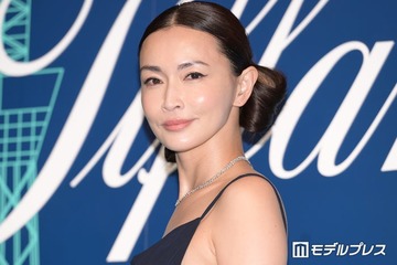 長谷川京子、美背中際立つ大胆キャミソールドレス姿「後ろ姿まで完璧」「街中にいたら二度見しちゃう」と絶賛の声 画像
