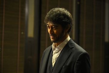 「VIVANT」野崎（阿部寛）が向き合っている人物とは 第15話場面写真1カット先行解禁 画像