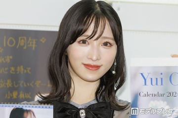 AKB48小栗有以、美脚際立つミニスカ衣装ショット公開「脚長すぎて二度見」「完璧なスタイル」と反響 画像