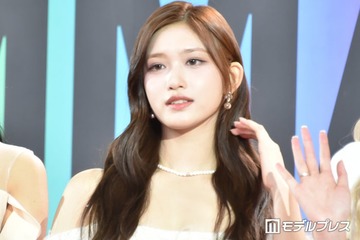 IVEイソ、ミニワンピから圧巻美脚際立つ「スタイルが異次元」「お姫様みたい」と反響 画像