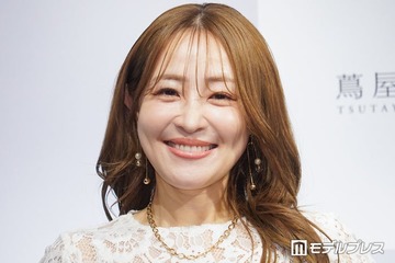大沢あかね、美デコルテ際立つベアトップ姿 流行りの“ビジューデコ”ショットに「お肌ツヤツヤ」「どんどん綺麗になっていく」の声 画像