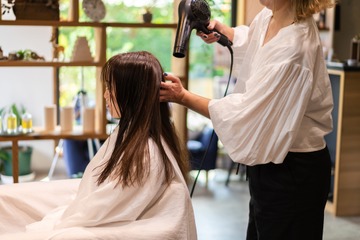 40代女性「美容費」の平均ってどれくらい？ 35歳を境に減ったものとは？ 画像