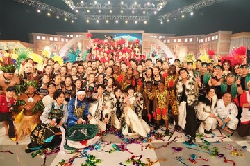 SixTONES、日本・世界各地のパフォーマー総勢130人と「ボーダーレスLIVE」生披露 空手・ギター…13分超ステージで魅せる【24時間テレビ】 画像